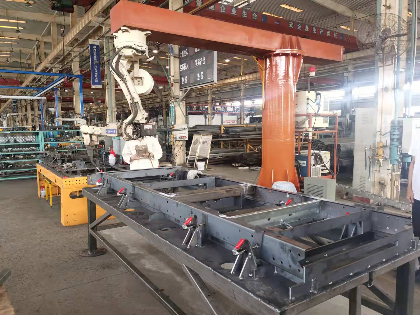 XIAMEN JUSTSUN INTELLIGENT EQUIPMENT CO., LTD - Tractor units SINOTRUK - Euro 2, gearbox: manual undefined: picture 1