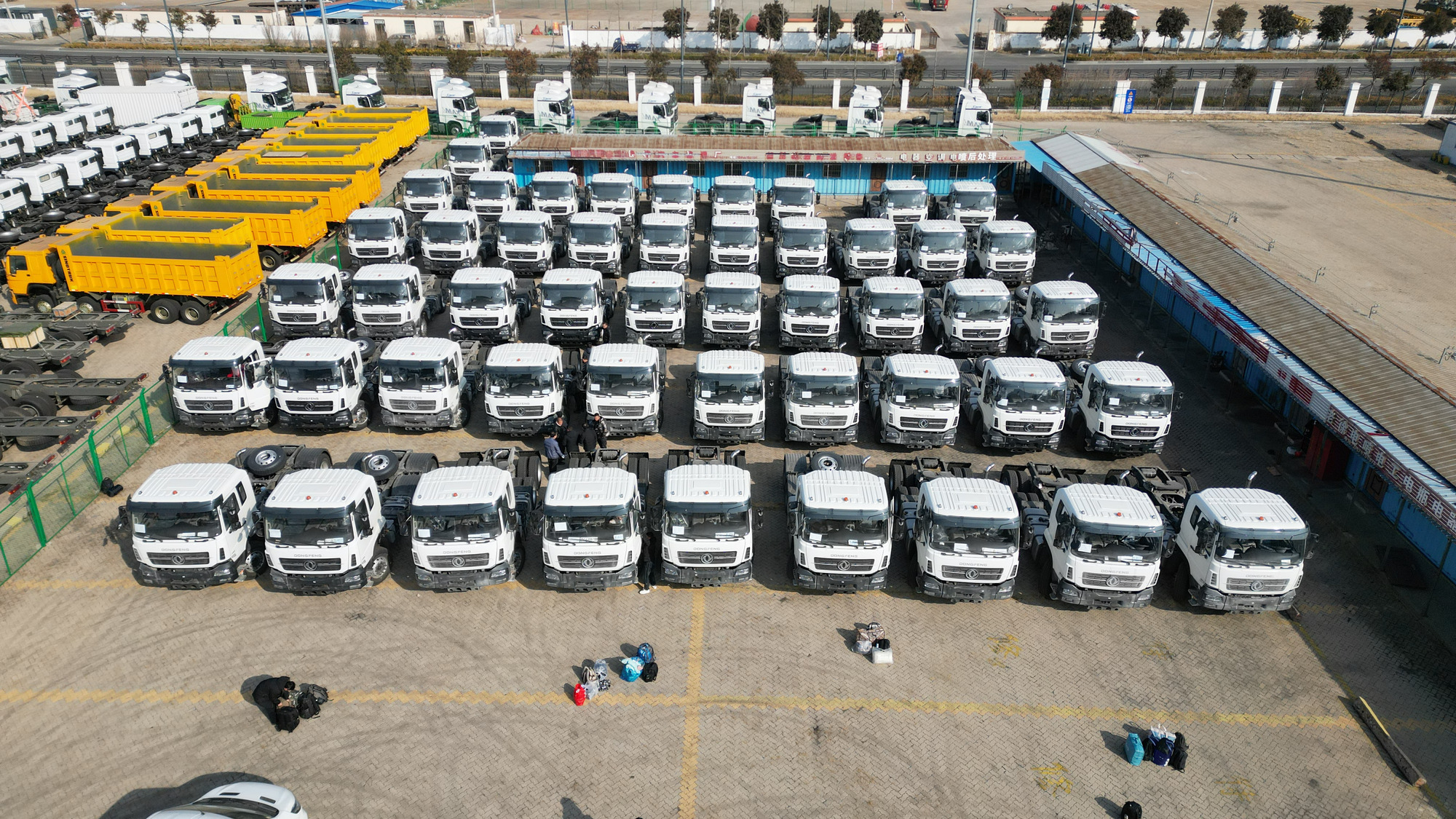 Qingdao Higher Weight Trade Co. LTD - Trucks DONGFENG - new, right hand drive undefined: picture 1