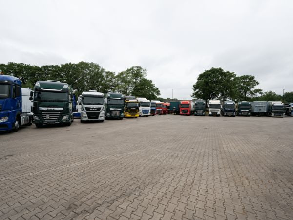 Hesselink Trucks B.V. - Vans undefined: picture 5