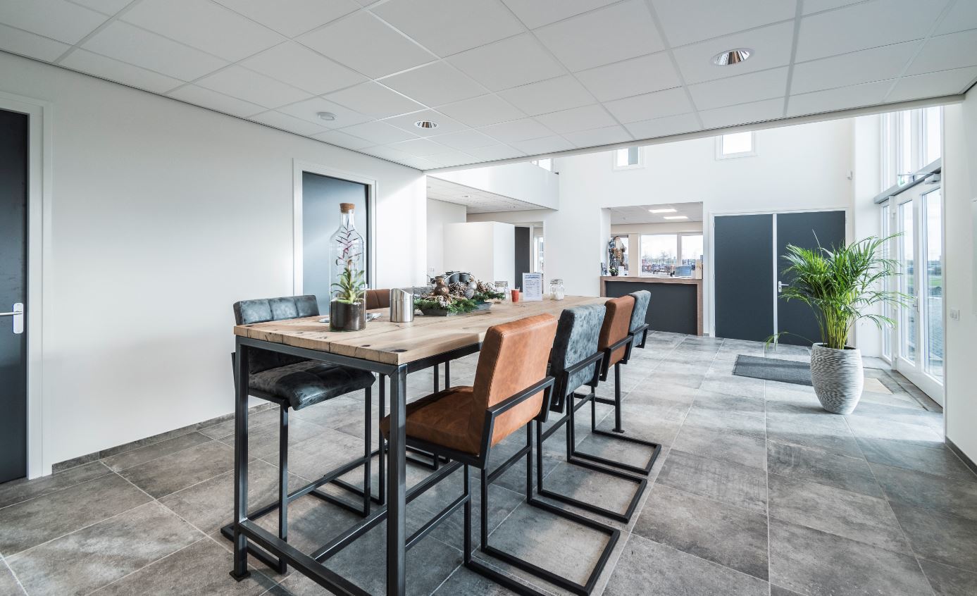 Louis Boon Trucks & Trailers BV - Tractor units - Euro 4 undefined: picture 1