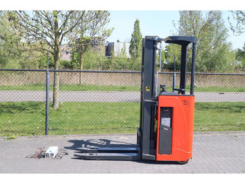 Reach truck