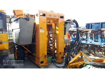Grape harvesting machine