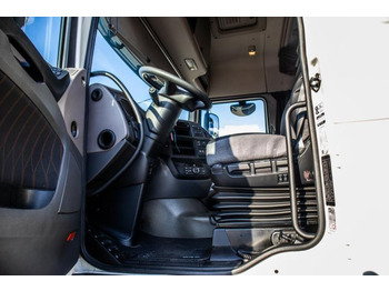 Interior photo 1: Tractor unit DAF XF 450-6X2 Interior photo 1: Tractor unit DAF XF 450-6X2