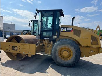 Compactor CATERPILLAR