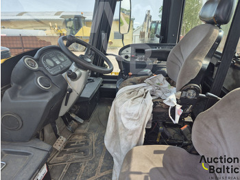 Farm tractor JCB Fastrac 3220: picture 5