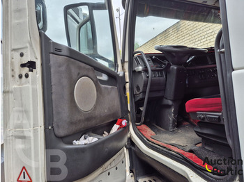 Tractor unit Volvo FH12: picture 4