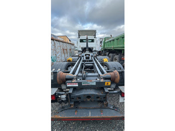 Hook lift truck