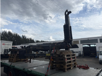 Hook lift truck