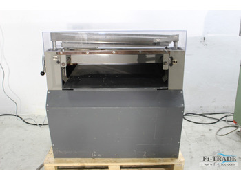 Paper cutting machine
