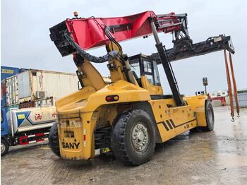 Reach stacker
