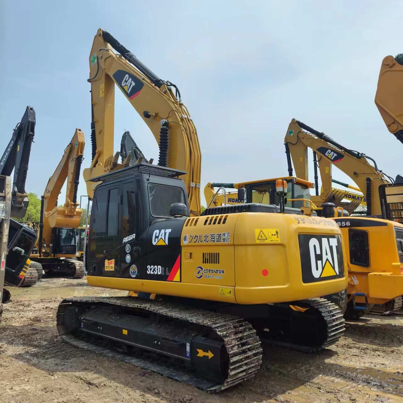 Crawler excavator CATERPILLAR 323D2L: picture 2
