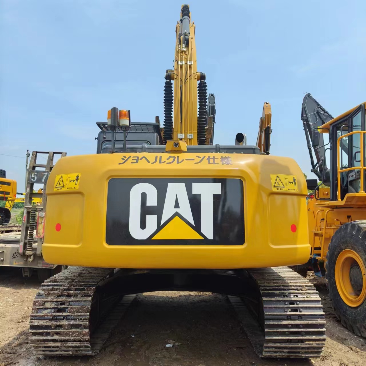 Crawler excavator CATERPILLAR 323D2L: picture 4