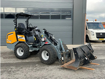Compact track loader GIANT