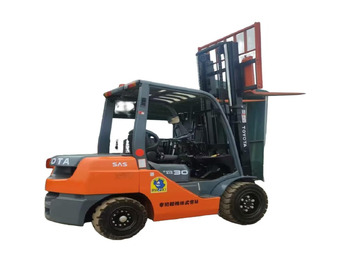 Vertical mast lift