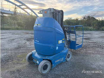 Vertical mast lift JLG