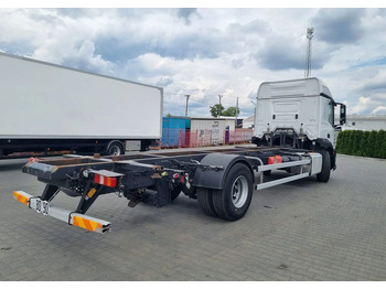 Curtainsider truck Mercedes-Benz Actros 1836: picture 3