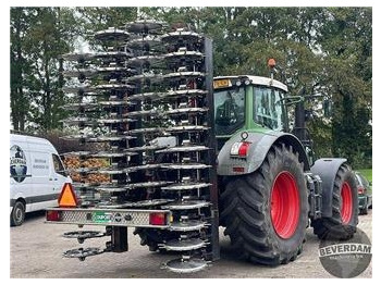 Fertilizer spreader