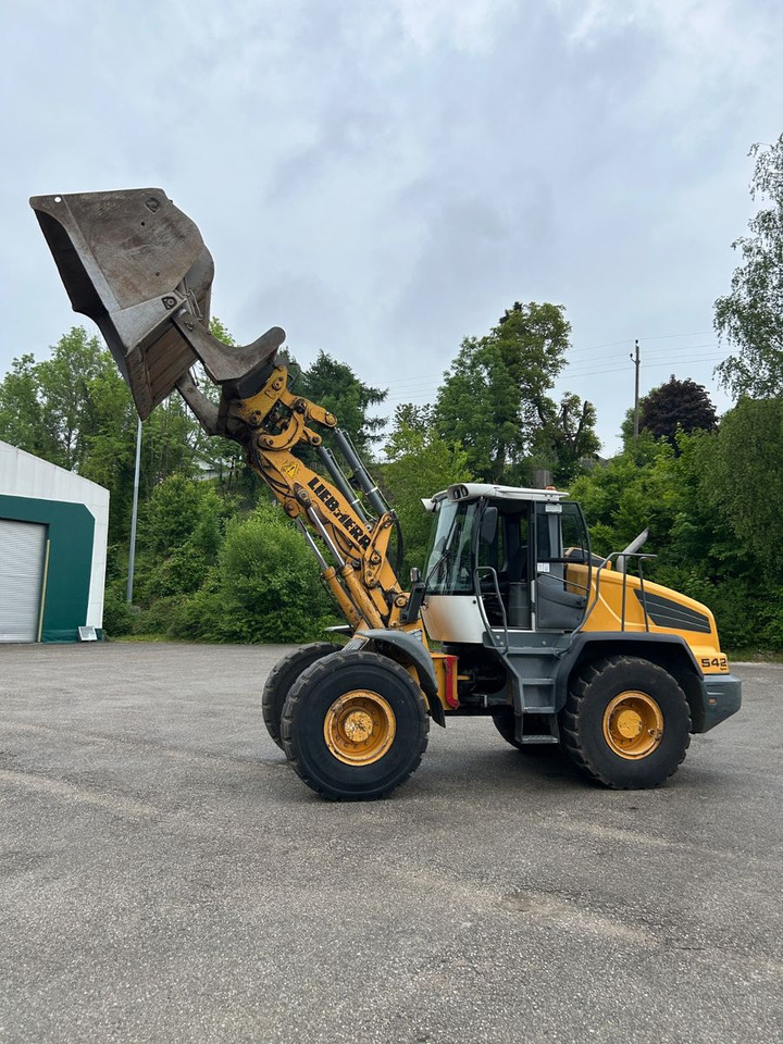 Liebherr L542 2 plus 2 Hochkippschaufel mit 4 m Waage - Wheel loader: picture 1 Liebherr L542 2 plus 2 Hochkippschaufel mit 4 m Waage - Wheel loader: picture 1