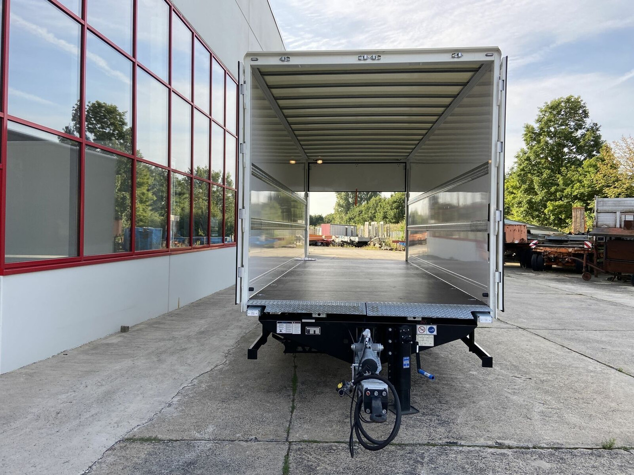 Möslein NEUER Tandem Koffer, Ladebordwand+ Durchladbar - Closed box trailer: picture 2 Möslein NEUER Tandem Koffer, Ladebordwand+ Durchladbar - Closed box trailer: picture 2