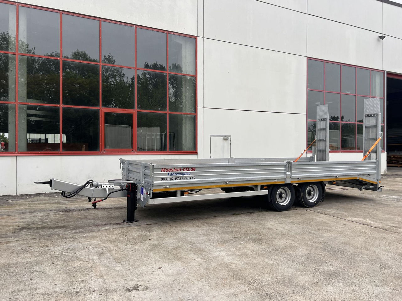 Möslein Neuer Tandemtieflader, 7,28 m Ladefläche - Low loader trailer: picture 1 Möslein Neuer Tandemtieflader, 7,28 m Ladefläche - Low loader trailer: picture 1