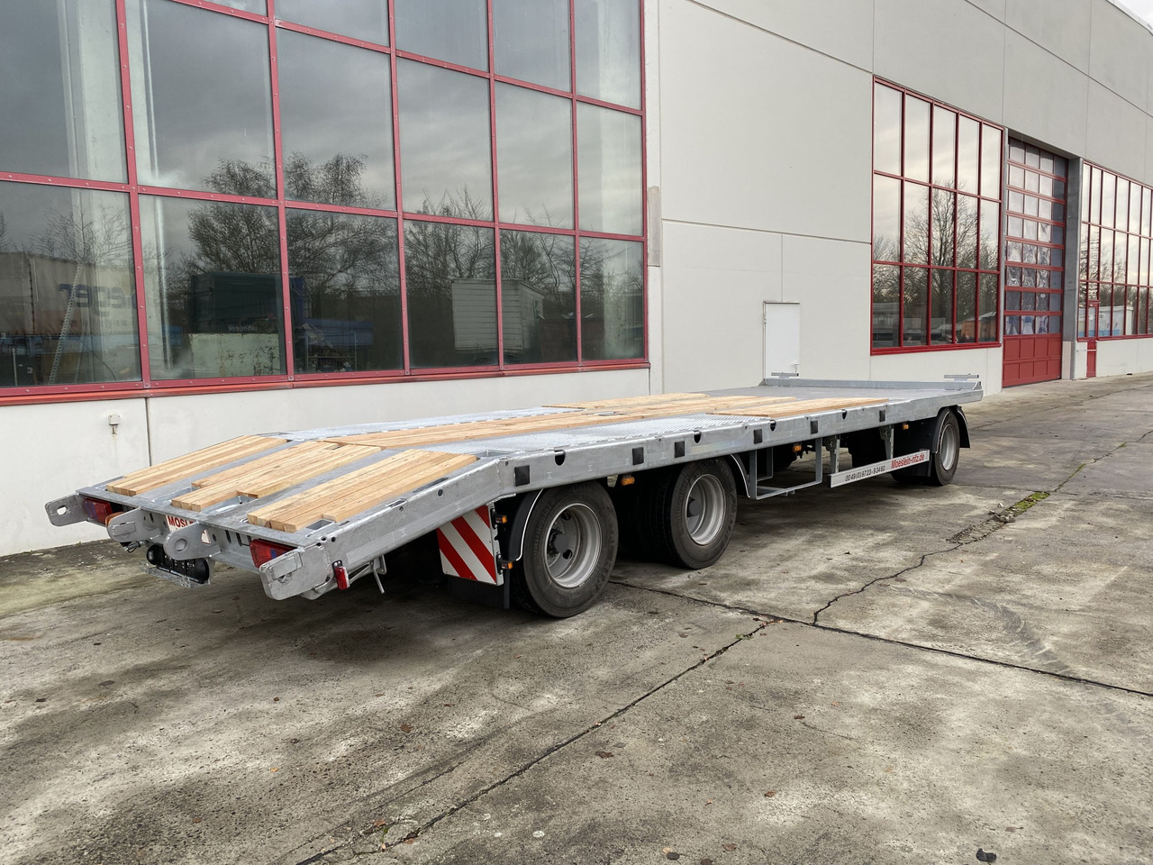 Möslein T 3-P9,2 OR 3 Achs Tieflader gerader Ladefläche 9 m, Neufahrzeug - Low loader trailer: picture 4 Möslein T 3-P9,2 OR 3 Achs Tieflader gerader Ladefläche 9 m, Neufahrzeug - Low loader trailer: picture 4