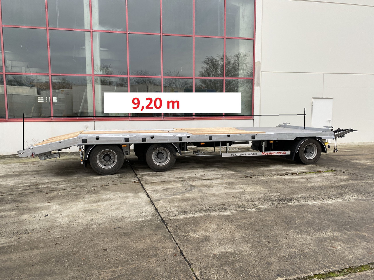 Möslein T 3-P9,2 OR 3 Achs Tieflader gerader Ladefläche 9 m, Neufahrzeug - Low loader trailer: picture 1 Möslein T 3-P9,2 OR 3 Achs Tieflader gerader Ladefläche 9 m, Neufahrzeug - Low loader trailer: picture 1
