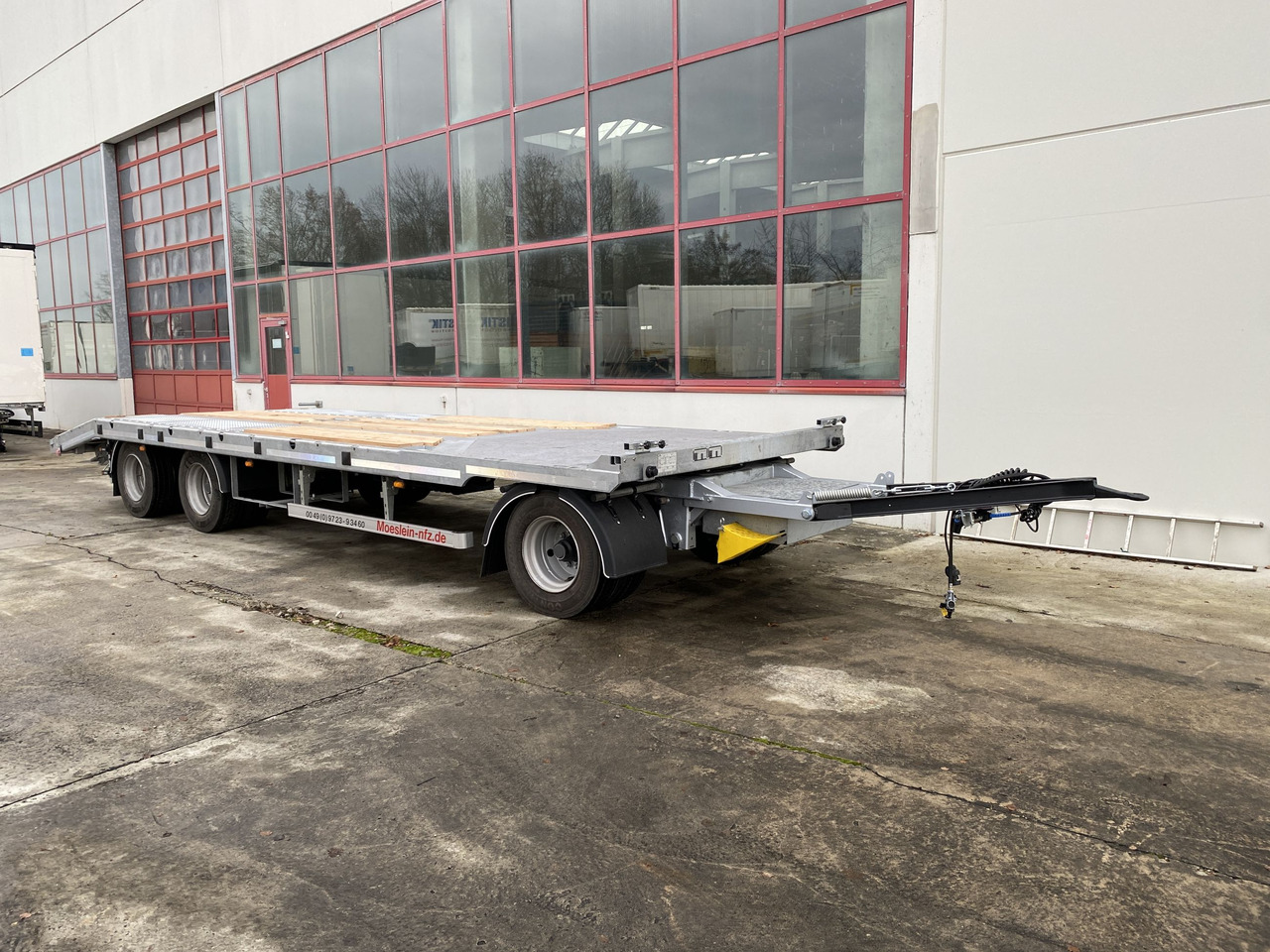 Möslein T 3-P9,2 OR 3 Achs Tieflader gerader Ladefläche 9 m, Neufahrzeug - Low loader trailer: picture 2 Möslein T 3-P9,2 OR 3 Achs Tieflader gerader Ladefläche 9 m, Neufahrzeug - Low loader trailer: picture 2