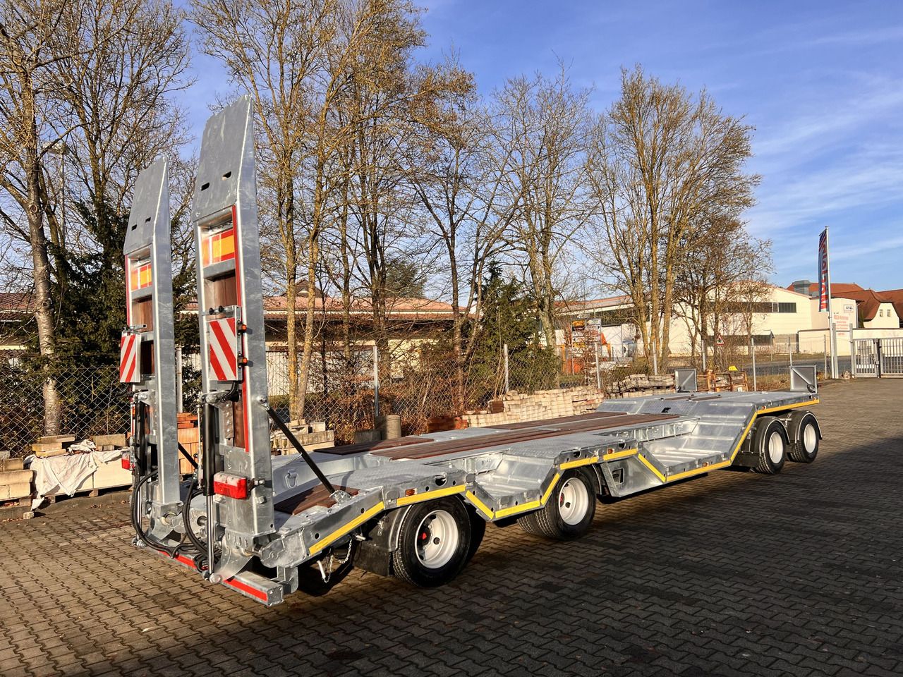 Möslein T 4 VB H1 R neuer 4 Achs Tieflader + Radmulden - Low loader trailer: picture 3 Möslein T 4 VB H1 R neuer 4 Achs Tieflader + Radmulden - Low loader trailer: picture 3