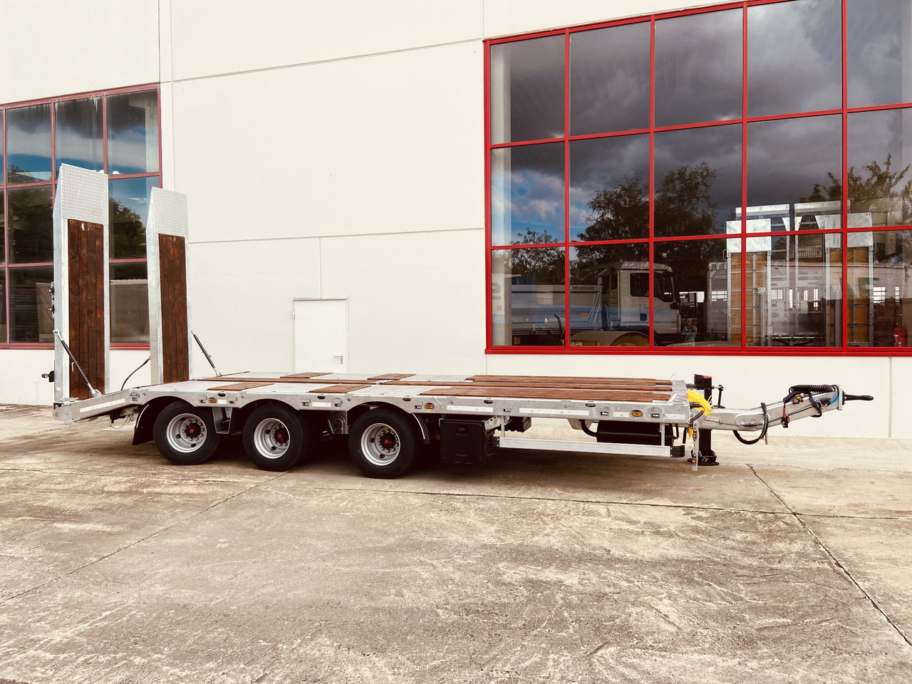 Möslein TT 31 F 31 t GG Tridem- Tieflader 3 Achs, gelenktNeufahrzeug - Low loader trailer: picture 5 Möslein TT 31 F 31 t GG Tridem- Tieflader 3 Achs, gelenktNeufahrzeug - Low loader trailer: picture 5