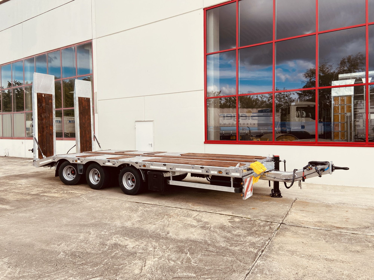 Möslein TT 31 F 31 t GG Tridem- Tieflader 3 Achs, gelenktNeufahrzeug - Low loader trailer: picture 4 Möslein TT 31 F 31 t GG Tridem- Tieflader 3 Achs, gelenktNeufahrzeug - Low loader trailer: picture 4