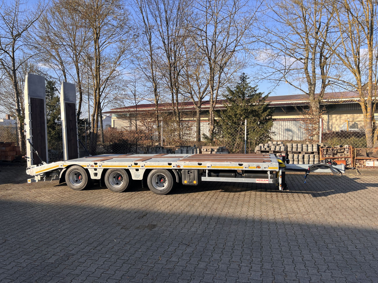 Möslein TT 32 Zugrohr gerade 34 t GG Tridem- Tieflader 3 Achs, gelenktNeufahrzeug - Low loader trailer: picture 1 Möslein TT 32 Zugrohr gerade 34 t GG Tridem- Tieflader 3 Achs, gelenktNeufahrzeug - Low loader trailer: picture 1