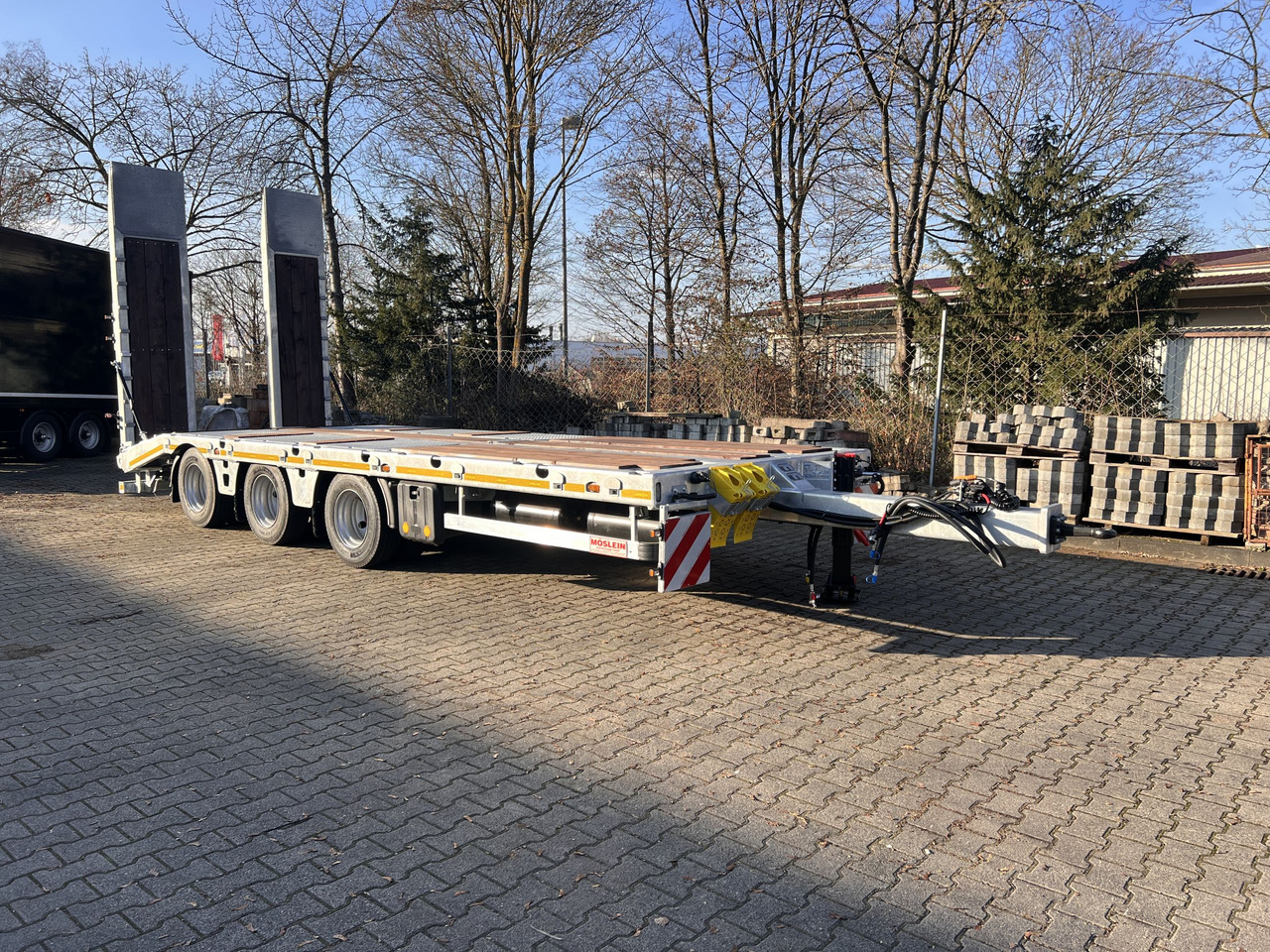 Möslein TT 34 Zugrohr Gerade 34 t GG Tridem- Tieflader 3 Achs, gelenktNeufahrzeug - Low loader trailer: picture 3 Möslein TT 34 Zugrohr Gerade 34 t GG Tridem- Tieflader 3 Achs, gelenktNeufahrzeug - Low loader trailer: picture 3