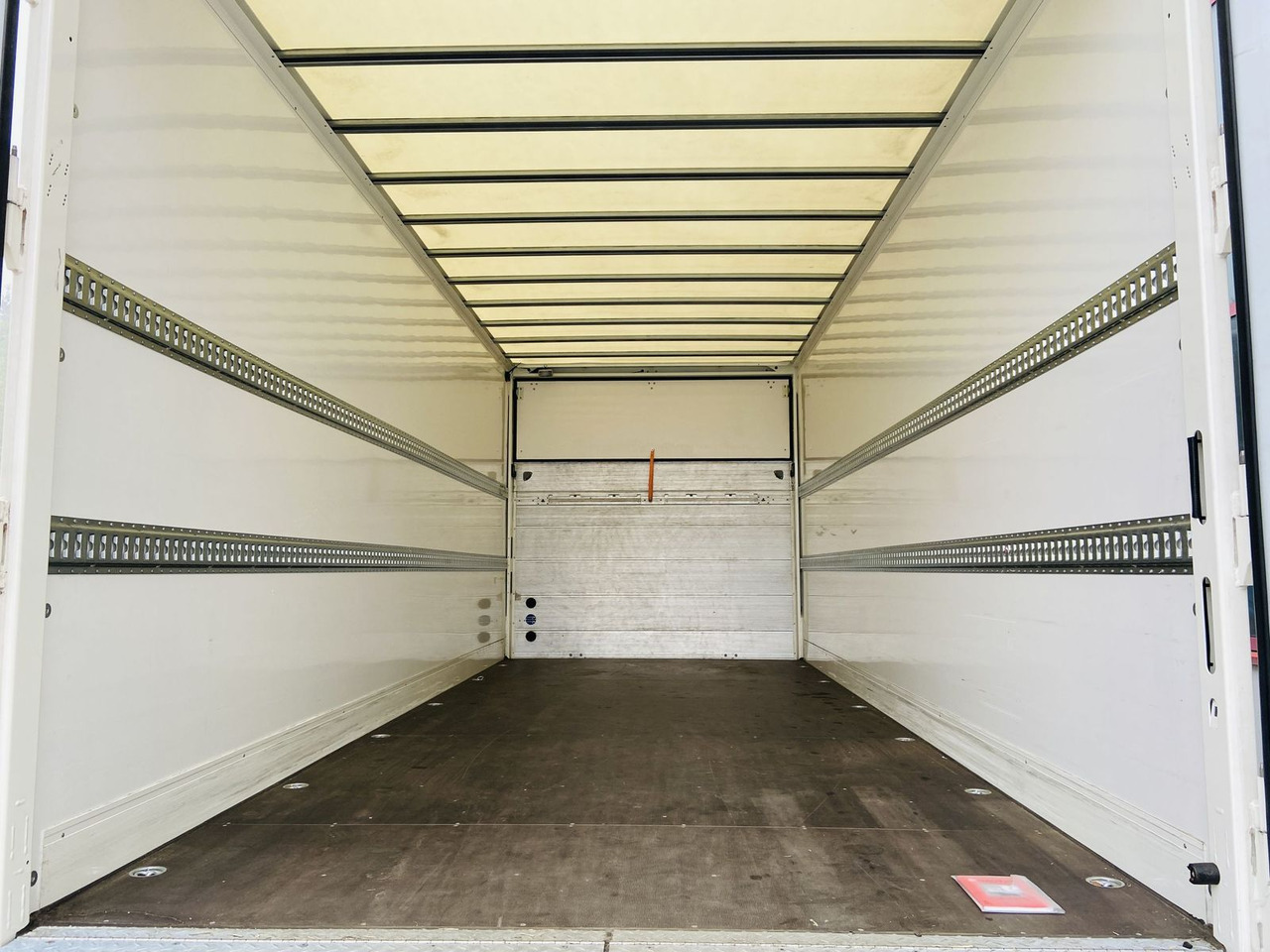 Closed box trailer Möslein  Tandem Koffer, Ladebordwand 1,5 t + Durchladbar: picture 10