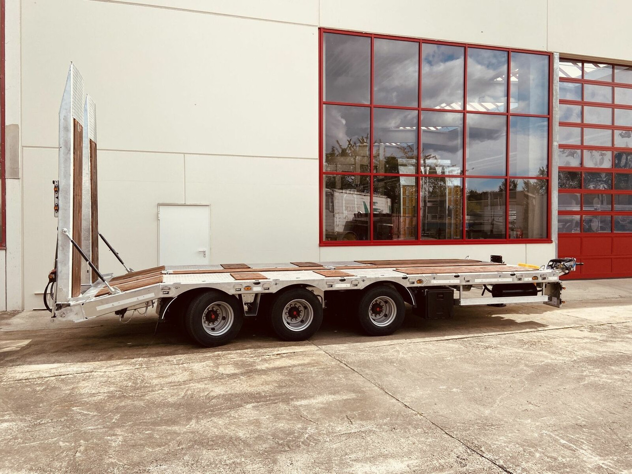 Low loader trailer Möslein  Tridem- Tieflader 3 Achs, gelenktNeufahrzeug: picture 9