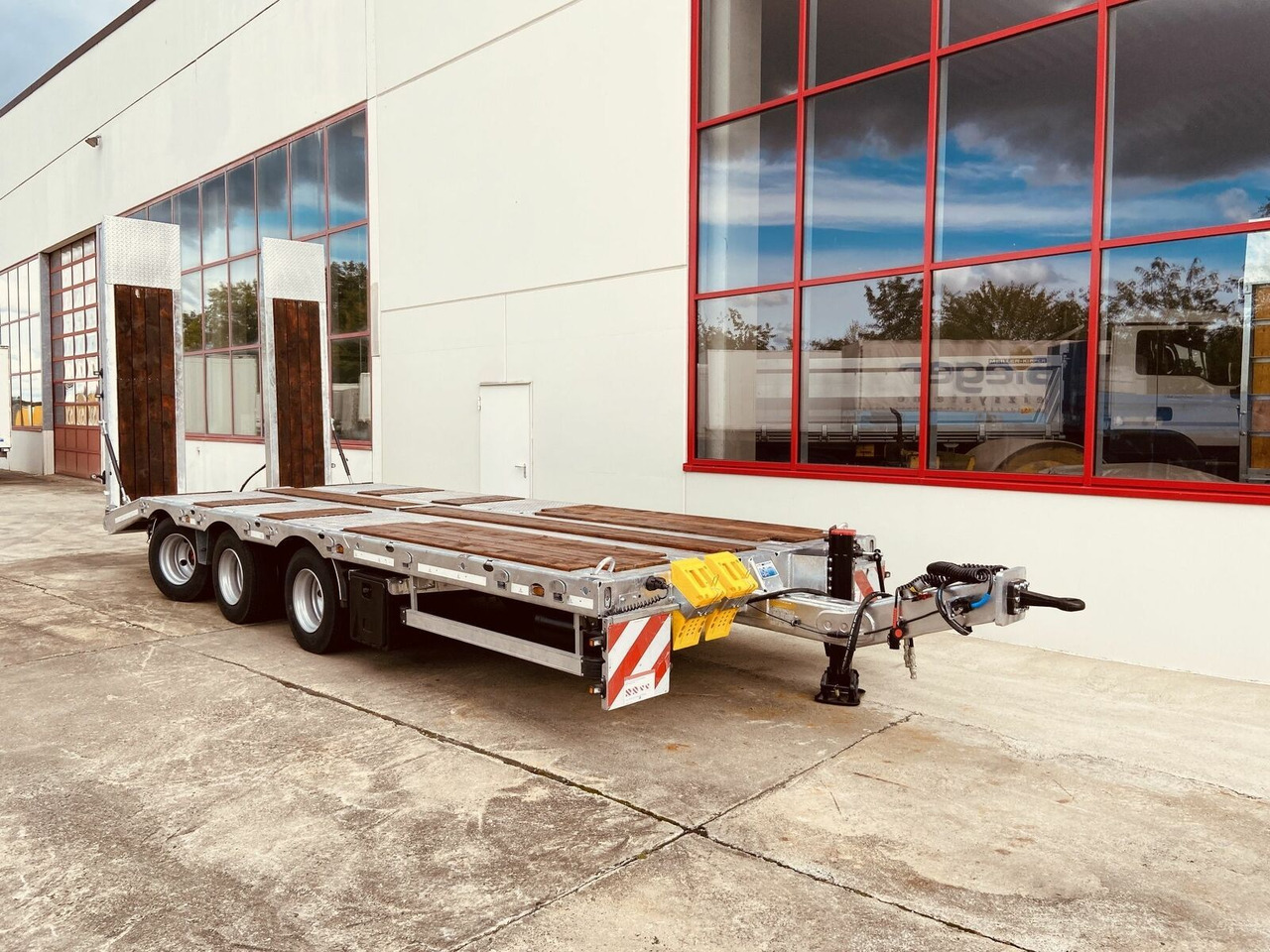 Low loader trailer Möslein  Tridem- Tieflader 3 Achs, gelenktNeufahrzeug: picture 6