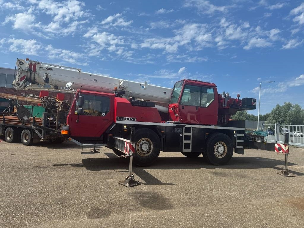 Liebherr LTM 1030-2.1 whit jib - All terrain crane: picture 2 Liebherr LTM 1030-2.1 whit jib - All terrain crane: picture 2