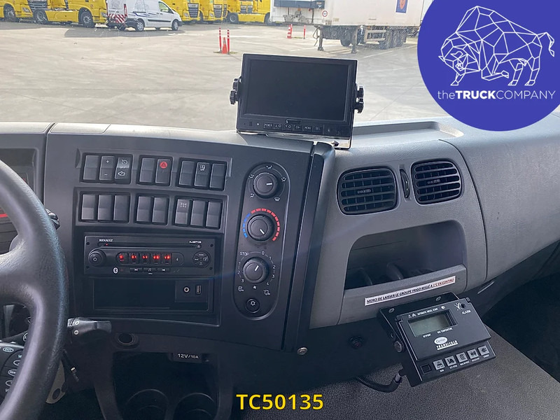 Refrigerator truck Renault D 320: picture 6