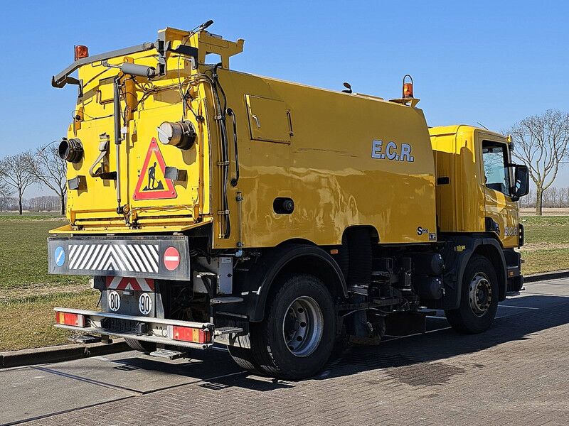 Scania P94.220 - Road sweeper: picture 3 Scania P94.220 - Road sweeper: picture 3