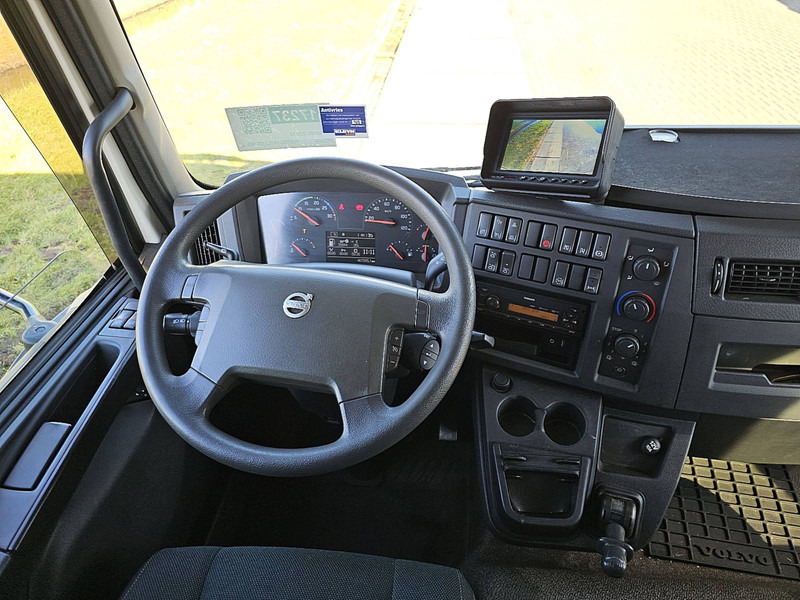 Interior photo 1: Box truck Volvo FL 220.12 AIRCO LIFT SIDE DOOR Interior photo 1: Box truck Volvo FL 220.12 AIRCO LIFT SIDE DOOR