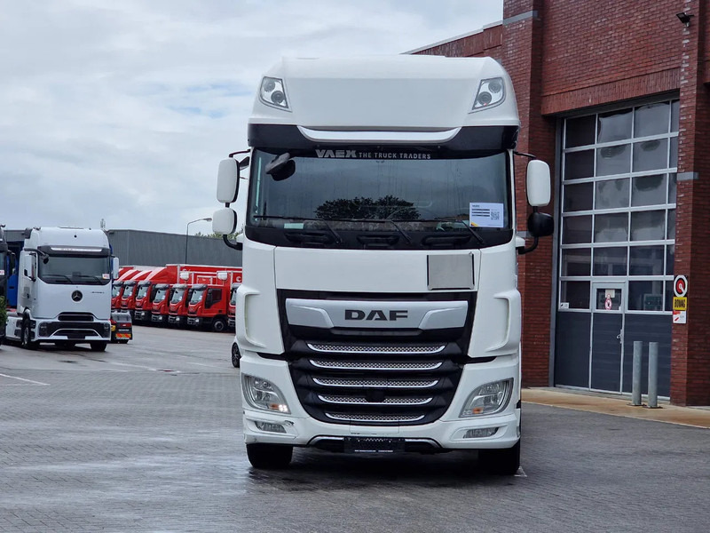 DAF XF 530 SuperSpaceCab 6x2*4 - Chassis 740 cm - Loadlift - Steering axle - Leather - - Cab chassis truck: picture 2 DAF XF 530 SuperSpaceCab 6x2*4 - Chassis 740 cm - Loadlift - Steering axle - Leather - - Cab chassis truck: picture 2