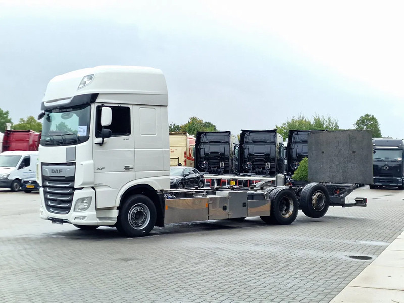 DAF XF 530 SuperSpaceCab 6x2*4 - Chassis 740 cm - Loadlift - Steering axle - Leather - - Cab chassis truck: picture 3 DAF XF 530 SuperSpaceCab 6x2*4 - Chassis 740 cm - Loadlift - Steering axle - Leather - - Cab chassis truck: picture 3