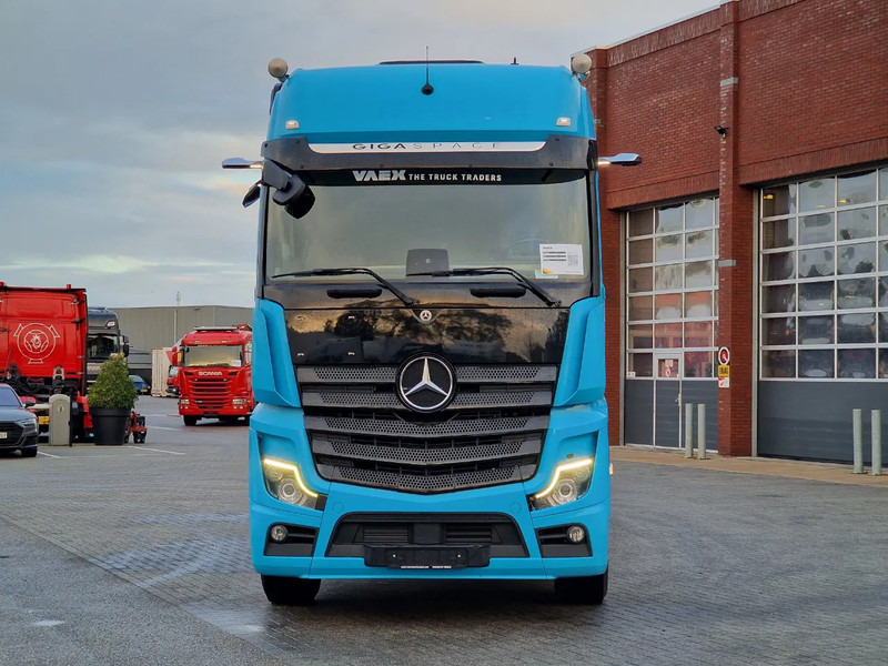 Mercedes-Benz Actros 2553 6x2 - BDF - Retarder - 4.90 WB - Full air + Fliegl trailer 2017 - Container transporter/ Swap body truck: picture 2 Mercedes-Benz Actros 2553 6x2 - BDF - Retarder - 4.90 WB - Full air + Fliegl trailer 2017 - Container transporter/ Swap body truck: picture 2