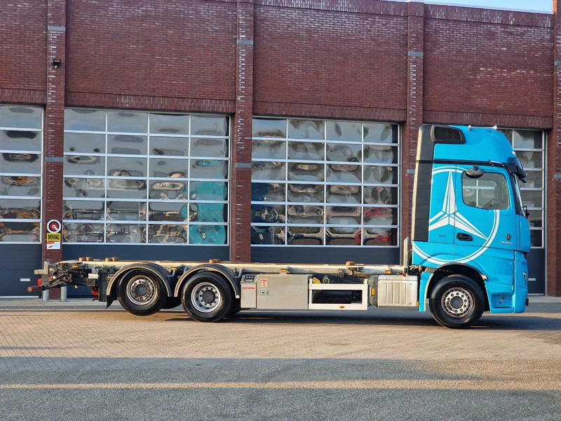 Container transporter/ Swap body truck Mercedes-Benz Actros 2553 6x2 - BDF - Retarder - 4.90 WB - Loadlift - Full air: picture 8