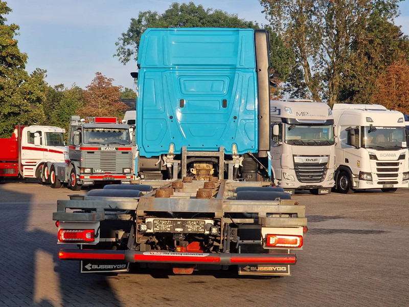 Container transporter/ Swap body truck Mercedes-Benz Actros 2553 6x2 - BDF - Retarder - 4.90 WB - Loadlift - Full air: picture 6