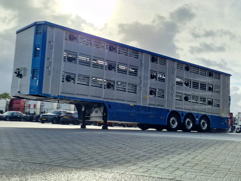 Pezzaioli New 3 stock livestock trailer 95.4M2 - Water & Ventilation - Lifting floors - Lifting roof - Lift axle - Livestock semi-trailer: picture 4 Pezzaioli New 3 stock livestock trailer 95.4M2 - Water & Ventilation - Lifting floors - Lifting roof - Lift axle - Livestock semi-trailer: picture 4