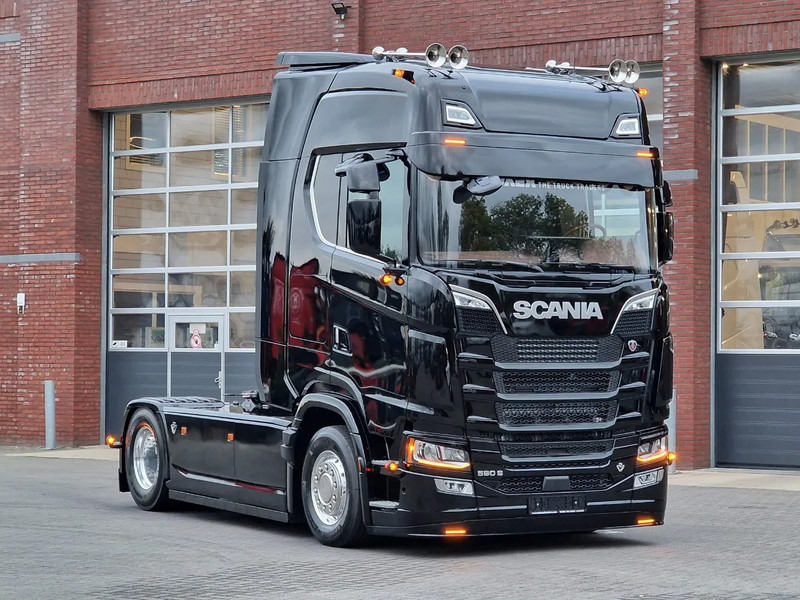 Scania 590S V8 NGS Highline 4x2 - New show truck - Full spec - Retarder - Leather - Full air - BUFFL - Tractor unit: picture 3 Scania 590S V8 NGS Highline 4x2 - New show truck - Full spec - Retarder - Leather - Full air - BUFFL - Tractor unit: picture 3