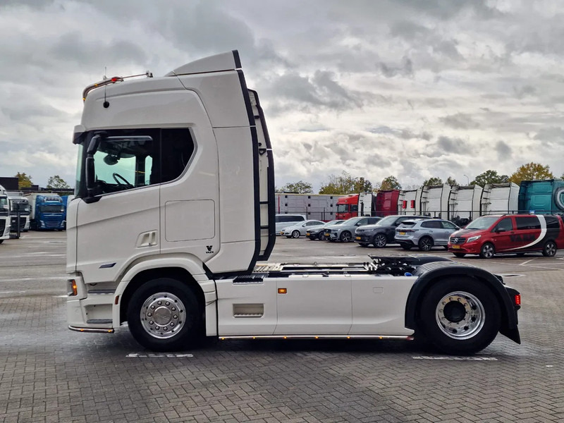 Scania R560 Highline 4x2 - Like new - Full spec - Facelift - Retarder - Night clima - Full air - Alloy wheels - Tractor unit: picture 4 Scania R560 Highline 4x2 - Like new - Full spec - Facelift - Retarder - Night clima - Full air - Alloy wheels - Tractor unit: picture 4