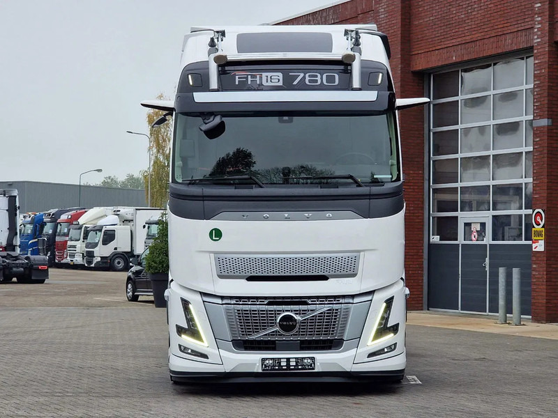 Volvo FH 16 780 Aero Globetrotter XL 4x2 - NEW - Full spec - Retarder - Full air - 2x tank - Tractor unit: picture 2 Volvo FH 16 780 Aero Globetrotter XL 4x2 - NEW - Full spec - Retarder - Full air - 2x tank - Tractor unit: picture 2