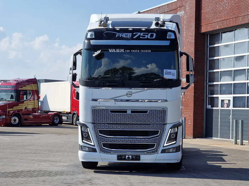 Volvo FH 16.750 Globetrotter 6x2 BDF - Retarder - HUB reduction - Euro 5 - 4.90 WB - Container transporter/ Swap body truck: picture 2 Volvo FH 16.750 Globetrotter 6x2 BDF - Retarder - HUB reduction - Euro 5 - 4.90 WB - Container transporter/ Swap body truck: picture 2
