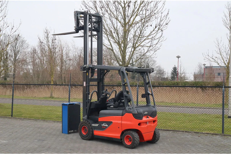 Linde E25 R-01 ROADSTER | DEMO | SIDESHIFT | FORK SPREADERS - Electric forklift: picture 3 Linde E25 R-01 ROADSTER | DEMO | SIDESHIFT | FORK SPREADERS - Electric forklift: picture 3